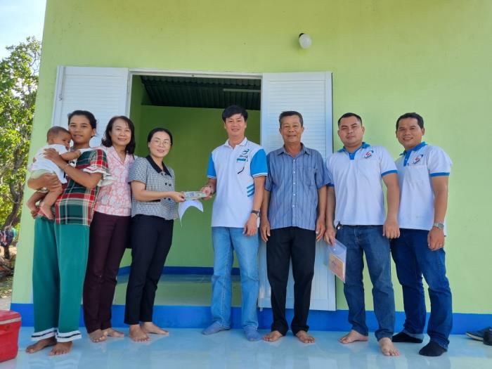 Buổi trao tặng kinh phí lần 1 cho gia đình chị Lâm Thị Ngà ở xã Vĩnh Hải, Ninh Hải, Ninh Thuận ngày 20/07/2023